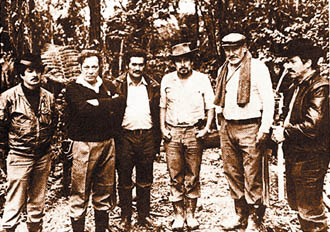 Jaime Guaracas, tercero a la izquierda, al lado de Manuel Marulanda. 